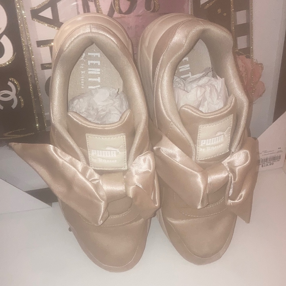 Cream statin Puma by Rihanna sneaker with bow detail.